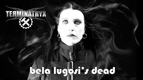 Bela Lugosi's Dead es un himno gótico que combina la atmósfera sombría con ritmos industrialmente percusivos